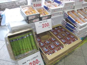 グリーンアスパラ、ミニトマトの宣伝販売